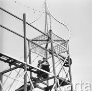 18.04.1968, Warszawa, Polska.
Wesołe miasteczko z Czechosłowacji. Zabawa na zjeżdżalni.
Fot. Jarosław Tarań, zbiory Ośrodka KARTA, kolekcja Jarosława Tarania, udostępniła Danuta Kszczot-Tarań