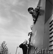 06.05.1968, Stalowa Wola,  Polska.
Huta Stalowa Wola. Pracownicy huty w lokomotywie.
Fot. Jarosław Tarań, zbiory Ośrodka KARTA, kolekcja Jarosława Tarania, udostępniła Danuta Kszczot-Tarań