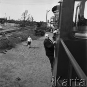 06.05.1968, Stalowa Wola, Polska.
Huta Stalowa Wola. Pracownicy huty w lokomotywie.
Fot. Jarosław Tarań, zbiory Ośrodka KARTA, kolekcja Jarosława Tarania, udostępniła Danuta Kszczot-Tarań