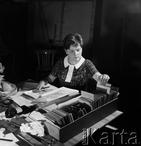 06.05.1968, Stalowa Wola, Polska.
Praca w biurze na terenie Huty Stalowa Wola. Kobieta zajmuje się dokumentami z teczki opisanej datą 1966 r.
Fot. Jarosław Tarań, zbiory Ośrodka KARTA