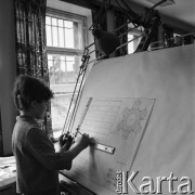 06.05.1968, Stalowa Wola, Polska. 
Praca przy desce kreślarskiej na terenie biura w Hucie Stalowa Wola.
Fot. Jarosław Tarań, zbiory Ośrodka KARTA