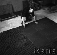 04.05.1968, Łysa Góra, woj. Kraków, Polska.
Wyrób ceramiki. Bolesław Książek, artysta plastyk, kierownik artystyczny Spółdzielni 
