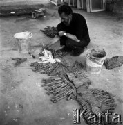 04.05.1968 Łysa Góra, woj. Kraków, Polska.
Wyrób ceramiki. Bolesław Książek, artysta plastyk, kierownik artystyczny Spółdzielni
 