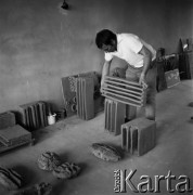 04.05.1968, Łysa Góra, woj. Kraków, Polska.
Wyrób ceramiki. Skład rzeźb i ceramiki.
Fot. Jarosław Tarań, zbiory Ośrodka KARTA, kolekcja Jarosława Tarania, udostępniła Danuta Kszczot-Tarań