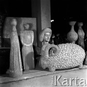 04.05.1968, Łysa Góra, woj. Kraków, Polska.
Wyrób ceramiki. Rzeźby z gliny.
Fot. Jarosław Tarań, zbiory Ośrodka KARTA, kolekcja Jarosława Tarania, udostępniła Danuta Kszczot-Tarań