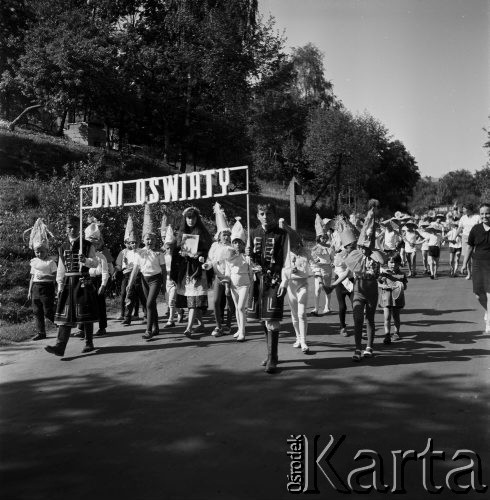 Maj 1968, Łysa Góra, woj. Kraków, Polska
Dni Oświaty, Książki i Prasy, uczniowie podczas festynu. 
Fot. Jarosław Tarań, zbiory Ośrodka KARTA, kolekcja Jarosława Tarania, udostępniła Danuta Kszczot-Tarań