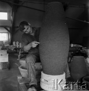 04.05.1968, Łysa Góra, woj. Kraków, Polska
Wyrób ceramiki. Olbrzymie naczynie z gliny.
Fot. Jarosław Tarań, zbiory Ośrodka KARTA, kolekcja Jarosława Tarania, udostępniła Danuta Kszczot-Tarań