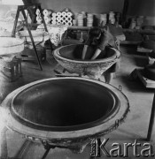 04.05.1968, Łysa Góra, woj. Kraków, Polska
Wyrób ceramiki. Produkcja glinianych mis.
Fot. Jarosław Tarań, zbiory Ośrodka KARTA, kolekcja Jarosława Tarania, udostępniła Danuta Kszczot-Tarań