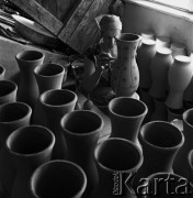 04.05.1968, Łysa Góra, woj. Kraków, Polska
Wyrób ceramiki. Produkcja naczyń glinianych.
Fot. Jarosław Tarań, zbiory Ośrodka KARTA, kolekcja Jarosława Tarania, udostępniła Danuta Kszczot-Tarań