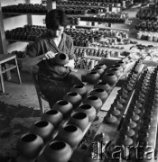 04.05.1968, Łysa Góra, woj. Kraków, Polska
Wyrób ceramiki. Produkcja małych naczyń glinianych.
Fot. Jarosław Tarań, zbiory Ośrodka KARTA, kolekcja Jarosława Tarania, udostępniła Danuta Kszczot-Tarań