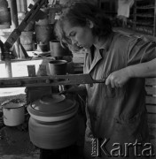 04.05.1968, Łysa Góra, woj. Kraków, Polska
Wyrób ceramiki. Produkcja naczyń glinianych.
Fot. Jarosław Tarań, zbiory Ośrodka KARTA, kolekcja Jarosława Tarania, udostępniła Danuta Kszczot-Tarań