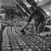 04.05.1968, Łysa Góra, woj. Kraków, Polska.
Wyrób ceramiki. Wylewanie form ceramicznych.
Fot. Jarosław Tarań, zbiory Ośrodka KARTA, kolekcja Jarosława Tarania, udostępniła Danuta Kszczot-Tarań