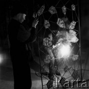 04.05.1968, Łysa Góra, woj. Kraków, Polska.
Spawanie rzeźby metaloplastycznej z elementami ceramicznymi.
Fot. Jarosław Tarań, zbiory Ośrodka KARTA
