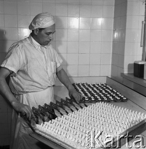Grudzień 1968, Warszawa, Polska.
Ciastkarnia przy ul. Konduktorskiej, świąteczny alarm - produkcja ciastek w okresie przedświątecznym.
Fot. Jarosław Tarań, zbiory Ośrodka KARTA, kolekcja Jarosława Tarania, udostępniła Danuta Kszczot-Tarań