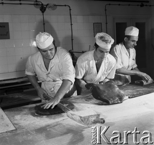 Grudzień 1968, Warszawa, Polska. 
Ciastkarnia przy ul. Konduktorskiej, świąteczny alarm - cukiernicy Zenon Troszczyński, Zygmunt Pariaszewski i Wacław Maciszewski w trakcie przygotowywania piernika.
Fot. Jarosław Tarań, zbiory Ośrodka KARTA