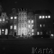 04.02.1968, Gdańsk, Polska.
Kamienice przy rynku Starego Miasta nocą. Widok na Złotą Kamienicę.
Fot. Jarosław Tarań, zbiory Ośrodka KARTA
