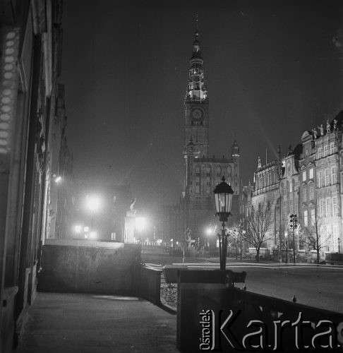 04.02.1968, Gdańsk, Polska.
Stare Miasto nocą, staromiejski Ratusz.
Fot. Jarosław Tarań, zbiory Ośrodka KARTA, kolekcja Jarosława Tarania, udostępniła Danuta Kszczot