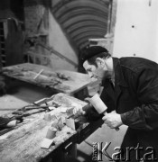 03.02.1968, Gdańsk, Polska.
Renowacja gdańskiego ratusza. Cieśla przy pracy.
Fot. Jarosław Tarań, zbiory Ośrodka KARTA