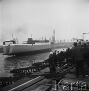 03.02.1968, Gdańsk, Polska.
Stocznia Gdańska im. Lenina - wodowanie nowoczesnego trawlera B-26 dla ZSRR. 
Fot. Jarosław Tarań, zbiory Ośrodka KARTA