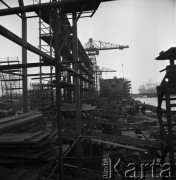 1968, Gdańsk, Polska.
Stocznia Gdańska im. Lenina, w tle dźwigi portowe i budowa statku.
Fot. Jarosław Tarań, zbiory Ośrodka KARTA, kolekcja Jarosława Tarania, udostępniła Danuta Kszczot-Tarań
