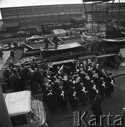 03.02.1968, Gdańsk, Polska.
Stocznia Gdańska  im. Lenina - wodowanie nowoczesnego trawlera B-26 dla ZSRR, orkiestra towarzysząca uroczystościom.
Fot. Jarosław Tarań, zbiory Ośrodka KARTA