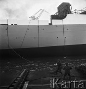 03.02.1968, Gdańsk, Polska.
Stocznia Gdańska im. Lenina - wodowanie nowoczesnego trawlera B-26 dla ZSRR. Zbliżenie na kadłub trawlera.
Fot. Jarosław Tarań, zbiory Ośrodka KARTA