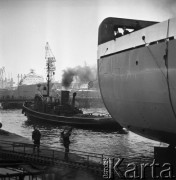 03.02.1968, Gdańsk, Polska.
Stocznia Gdańska im. Lenina - wodowanie nowoczesnego trawlera B-26 dla ZSRR. Rufa trawlera, w tle podpływający holownik.
Fot. Jarosław Tarań, zbiory Ośrodka KARTA