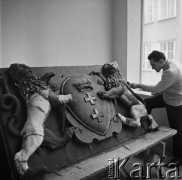 03.02.1968, Gdańsk, Polska.
Renowacja rzeźbionego herbu Gdańska w ratuszu.
Fot. Jarosław Tarań, zbiory Ośrodka KARTA