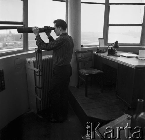 04.02.1968, Gdańsk, Polska.
Praca w Porcie Gdańskim. Pracownik dyspozytorni kapitanatu z lornetką.
Fot. Jarosław Tarań, zbiory Ośrodka KARTA