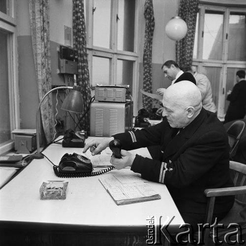 04.02.1968, Gdańsk, Polska.
Praca w Porcie Gdańskim. Pracownicy dyspozytorni w kapitanacie portu. 
Fot. Jarosław Tarań, zbiory Ośrodka KARTA