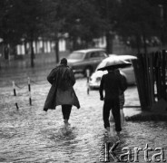 20.081968 r., Warszawa, Polska.
Ulewa, przechodnie brodzący w wodzie na ulicach miasta.
Fot. Jarosław Tarań, zbiory Ośrodka KARTA