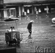 25.08.1968, Warszawa, Polska.
Ulewa w Śródmieściu. Saturator w deszczu.
Fot. Jarosław Tarań, zbiory Ośrodka KARTA