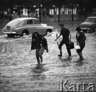 25.08.1968, Warszawa, Polska.
Ulewa na ul. Marszałkowskiej, ludzie brodzący w wodzie
Fot. Jarosław Tarań, zbiory Ośrodka KARTA
