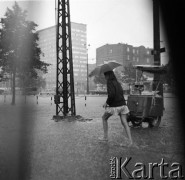 25.08.1968, Warszawa, Polska.
Ulewa w Śródmieściu. Dziewczynka w strugach deszczu, po prawej stronie saturator.
Fot. Jarosław Tarań, zbiory Ośrodka KARTA