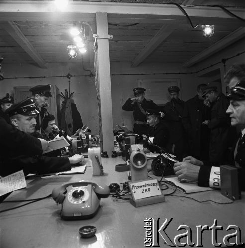 Październik 1968, Warszawa, Polska. 
Ćwiczenia samoobrony na Dworcu Wschodnim. Sztab kryzysowy Zakładowego Oddziału Samoobrony,  w tle milicjanci obserwujący akcję.
Fot. Jarosław Tarań, zbiory Ośrodka KARTA