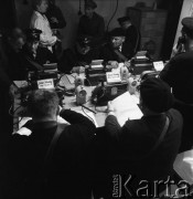 Październik 1968, Warszawa, Polska.
Ćwiczenia samoobrony na Dworcu Wschodnim. Sztab kryzysowy Zakładowego Oddziału Samoobrony.
Fot. Jarosław Tarań, zbiory Ośrodka KARTA