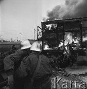 Październik 1968, Warszawa, Polska. 
Ćwiczenia samoobrony na Dworcu Wschodnim. Strażacy gaszący płonący wagon.
Fot. Jarosław Tarań, zbiory Ośrodka KARTA