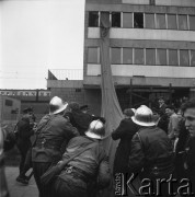 Październik 1968, Warszawa, Polska. 
Ćwiczenia Straży Pożarnej na Dworcu Wschodnim, ewakuacja pasażerów.
Fot. Jarosław Tarań, zbiory Ośrodka KARTA