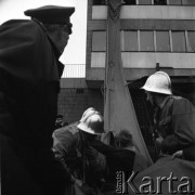 Październik 1968, Warszawa, Polska. 
Ćwiczenia Straży Pożarnej na Dworcu Wschodnim. Ewakuacja pasażerów.
Fot. Jarosław Tarań, zbiory Ośrodka KARTA