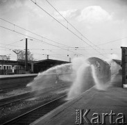 Październik 1968, Warszawa, Polska.
Ćwiczenia samoobrony na Dworcu Wschodnim. Likwidacja skażenia przez jednostkę obrony chemicznej, w tle peron i pociąg podmiejski.
Fot. Jarosław Tarań, zbiory Ośrodka KARTA