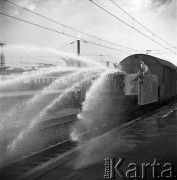Październik 1968, Warszawa, Polska.
Ćwiczenia samoobrony na Dworcu Wschodnim. Likwidacja skażenia przez jednostkę obrony chemicznej. 
Fot. Jarosław Tarań, zbiory Ośrodka KARTA