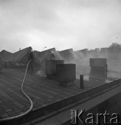 Październik 1968, Warszawa, Polska. 
Ćwiczenia samoobrony na Dworcu Wschodnim. Strażacy gaszący pożar na dachu dworca.
Fot. Jarosław Tarań, zbiory Ośrodka KARTA