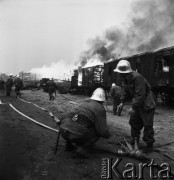 Październik 1968, Warszawa, Polska. 
Ćwiczenia samoobrony na Dworcu Wschodnim. Strażacy doprowadzający wodę do gaszenia płonącego wagonu.
Fot. Jarosław Tarań, zbiory Ośrodka KARTA