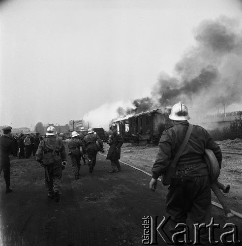 Październik 1968, Warszawa, Polska. 
Ćwiczenia samoobrony na Dworcu Wschodnim. Strażacy biegnący do gaszenia pożaru, po lewej tłum gapiów.
Fot. Jarosław Tarań, zbiory Ośrodka KARTA