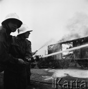 Październik 1968, Warszawa, Polska.
Ćwiczenia samoobrony na Dworcu Wschodnim. Zbliżenie na strażaków gaszących płonący wagon.
Fot. Jarosław Tarań, zbiory Ośrodka KARTA