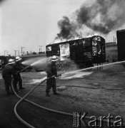 Październik 1968, Warszawa, Polska. 
Ćwiczenia samoobrony na Dworcu Wschodnim. Strażacy gaszący pianą płonący wagon, w tle podróżni na peronie obserwujący akcję. 
Fot. Jarosław Tarań, zbiory Ośrodka KARTA