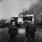 Październik 1968, Warszawa, Polska. 
Ćwiczenia samoobrony na Dworcu Wschodnim. Strażacy gaszący pianą płonący wagon, w tle podróżni na peronie obserwujący akcję. 
Fot. Jarosław Tarań, zbiory Ośrodka KARTA