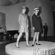 26.02.1968, Warszawa, Polska.
Pokaz setnej kolekcji firmy CORA zaprojektowanej przez Jadwigę Grabowską. Dwie modelki w kostiumach i kapeluszach.
Fot. Jarosław Tarań, zbiory Ośrodka KARTA