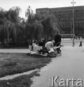 Sierpień 1968, Warszawa, Polska.
Kobieta z dzieckiem na ławce na Alejach Jerozolimskich. W tle budynek Komitetu Centralnego PZPR.
Fot. Jarosław Tarań, zbiory Ośrodka KARTA