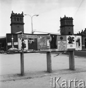 Sierpień 1968, Warszawa, Polska.
Migawki z Al. Jerozolimskich. Afisze teatralne i filmowe, w tle wieże Mostu Poniatowskiego.
Fot. Jarosław Tarań, zbiory Ośrodka KARTA